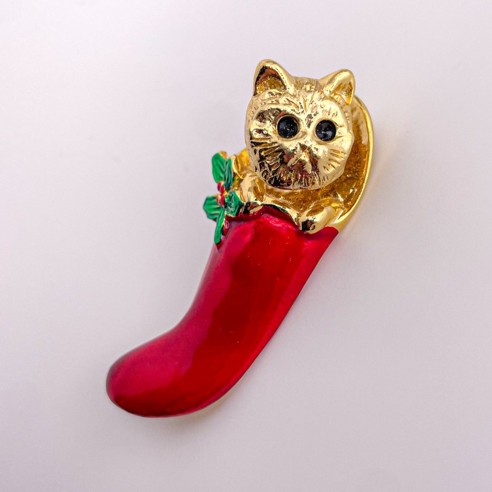 Vintage Bobble Head Enamel Christmas Cat in Red Stocking Brooch/Pin w Holly
